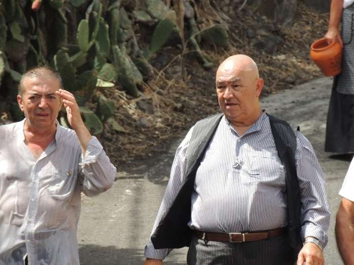 Juan Montesdeoca (d) junto a su amigo Antonio Munguía, quien falleció también hace unos días, en la Traída del Agua de 2013/TA.